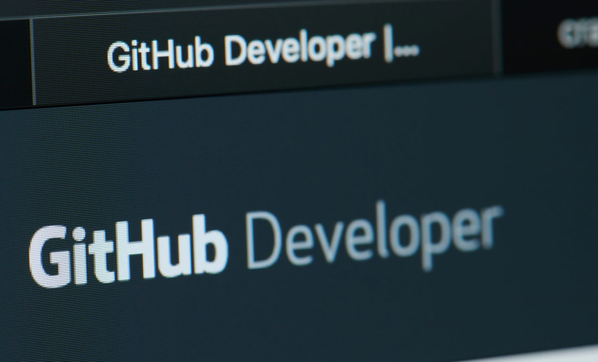 Detailný pohľad na nápis „GitHub Developer“ na monitore – symbol moderného vývoja softvéru, otvorenej spolupráce a technickej expertízy tímu Seyfor.