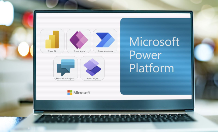 Notebook so zobrazeným rozhraním Microsoft Power Platform (Power BI, Power Apps, Power Automate) – symbol komplexnej digitalizácie, automatizácie procesov a analytiky v riešeniach Seyfor.