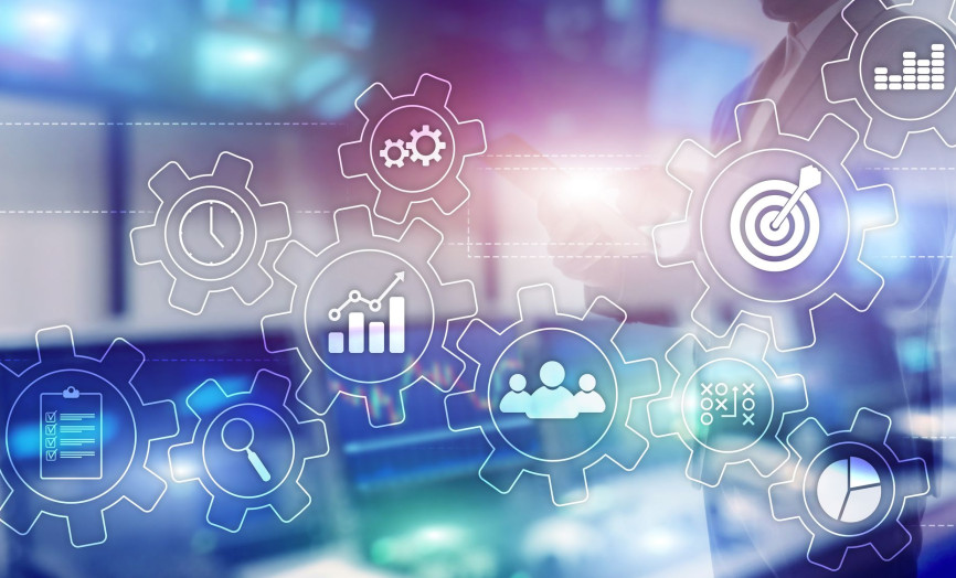 Abstraktná vizualizácia prepojených ozubených kolies s ikonami analýzy, tímovej práce a strategických cieľov – symbol komplexného procesného riadenia a digitálnej inteligencie v ekosystéme Seyfor.