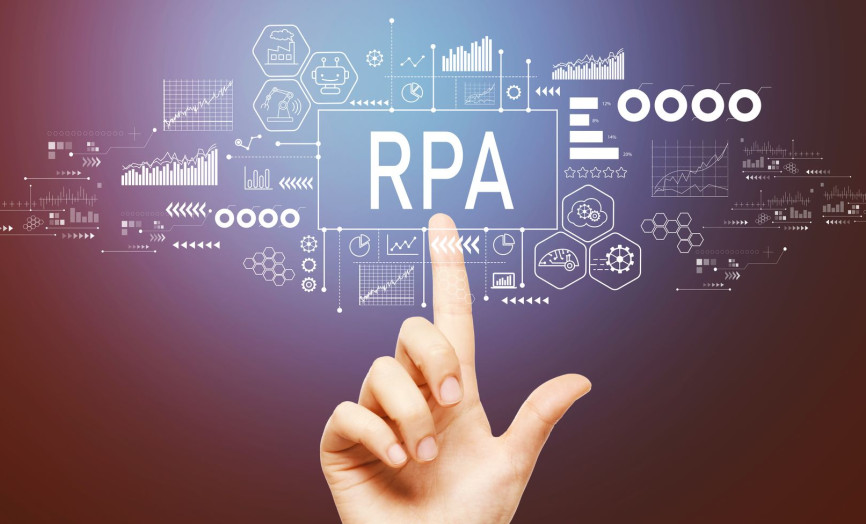 Detail ruky ukazující na centrální ikonu RPA obklopenou digitálním ekosystémem automatizace, robotiky a analýzy – symbol zvyšování efektivity a eliminace rutinních úkolů v řešeních Seyfor.