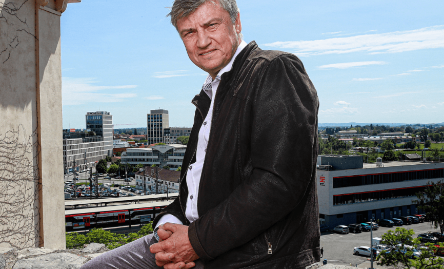 muž v kožené bundě