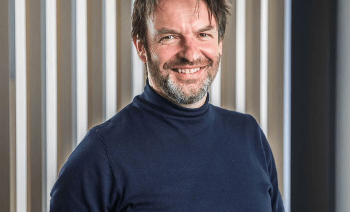 Fotka Radka Hylána v tmavomodrém svetru