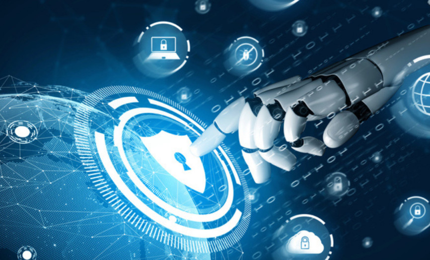 Ilustrace robotické ruky dotýkající se digitálního štítu se symbolem zámku na modrém technologickém pozadí s ikonami kybernetické bezpečnosti.