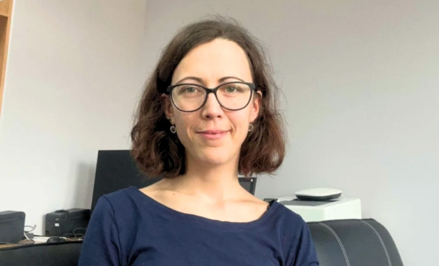 žena s brýlemi v tmavomodrém tričku