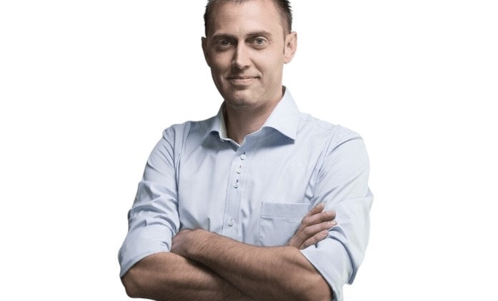 Usmívající se muž ve světlemodré košili