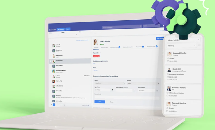 Rozhraní náborového softwaru Datacruit na notebooku a mobilním telefonu s 3D ikonou ozubených kol.