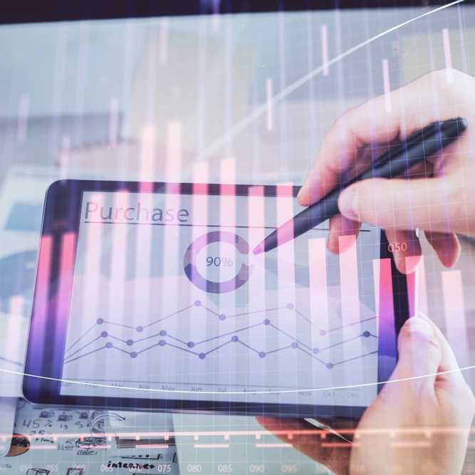 Detailní záběr na ruce analytika používajícího stylus k interakci s nákupními grafy a 90% ukazateli na tabletu, překrytý digitální vizualizací dat – symbol precizního řízení nákupu a prediktivní analytiky.