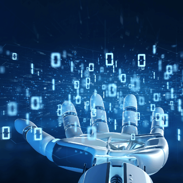 Detailní záběr na robotickou ruku v digitálním prostředí obklopenou modrými binárními kódy a datovými částicemi – symbol zpracování Big Data a umělé inteligence.