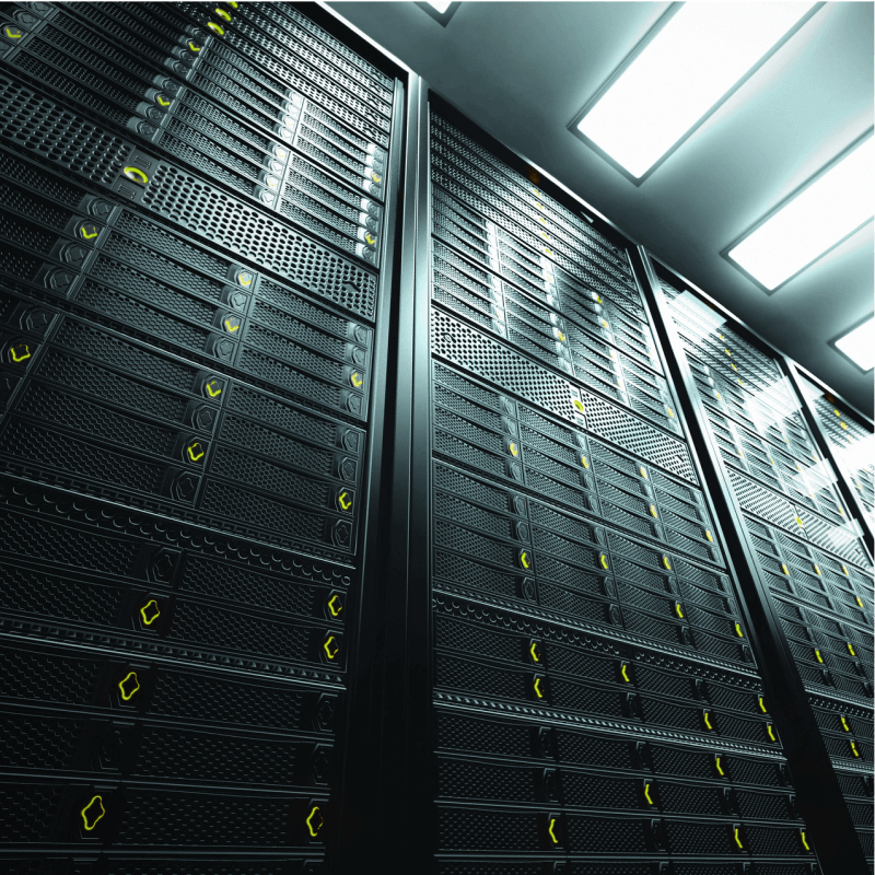 Moderní serverovna s osvícenými datovými servery a technologickým vybavením