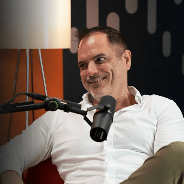 Voditelj u podkast studiju sa mikrofonom kao vizuelni prikaz profesionalnog audio intervjua