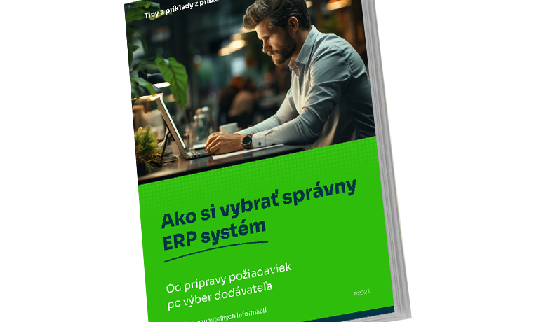 Brožúra s názvom „Ako vybrať správny ERP systém“ položená na drevenom stole vedľa izbovej rastliny.