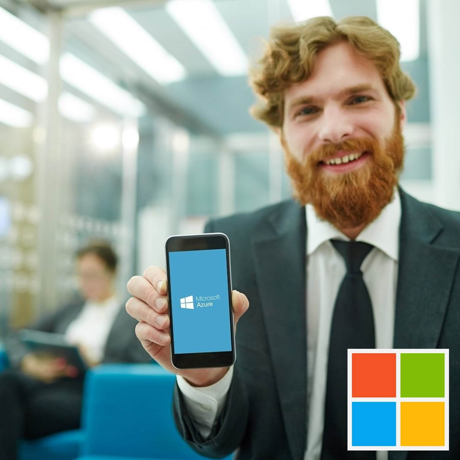 Osoba v obleku drží telefon s logem Microsoft Azure