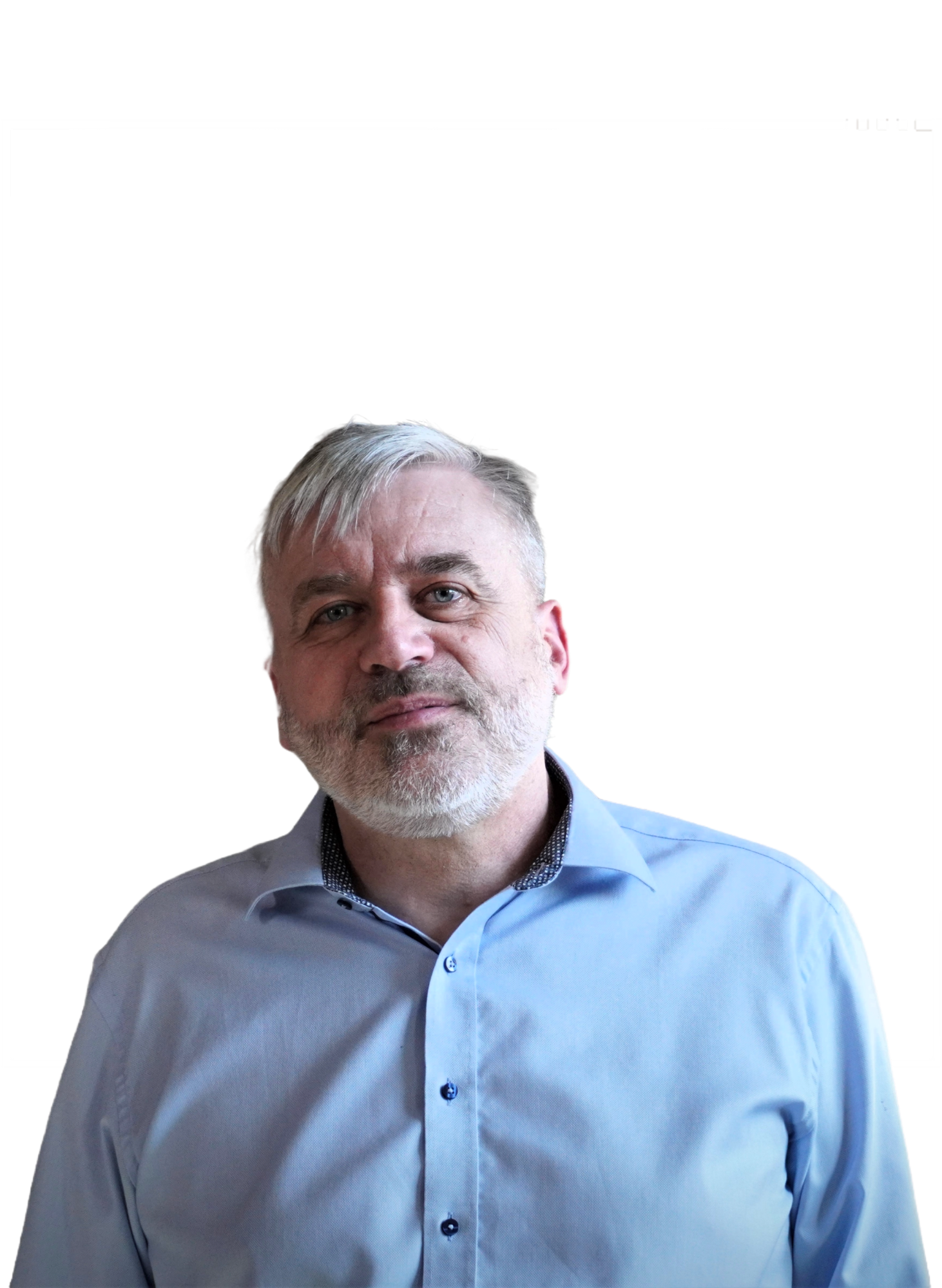 starší muž so šedivými vlasmi v svetlomodrej košeli