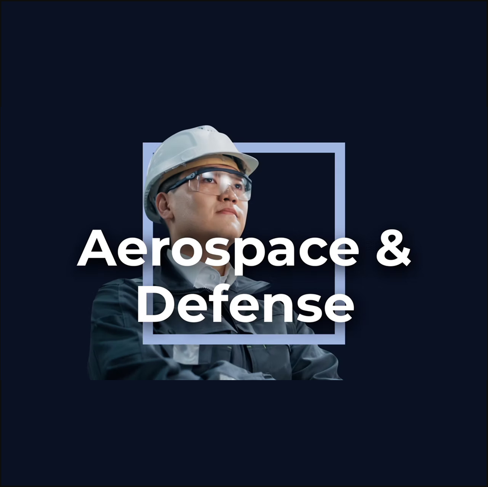 osoba s ochrannými okuliarmi a bezpečnostnou vestou