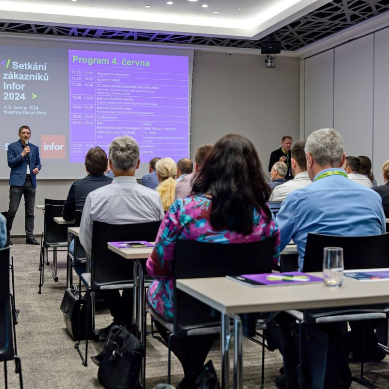 člověk, který přednáší zákazníkům infor