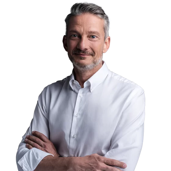 Portrét muže v bílé košili na černém pozadí jako profesionální profilová fotografie.