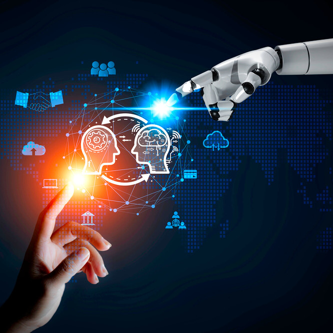 Lidská ruka se světelným oranžovým bodem na konečku prstu se natahuje směrem k robotické ruce s modře zářícím prstem; mezi nimi jsou dvě stylizované hlavy s ozubenými koly a obvody, propojené šipkami a obklopené sítí digitálních ikon na pozadí světové map