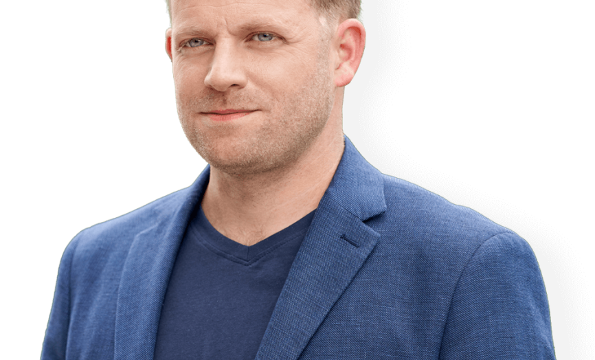 Portrétní foto osoby v modrém saku na černém pozadí