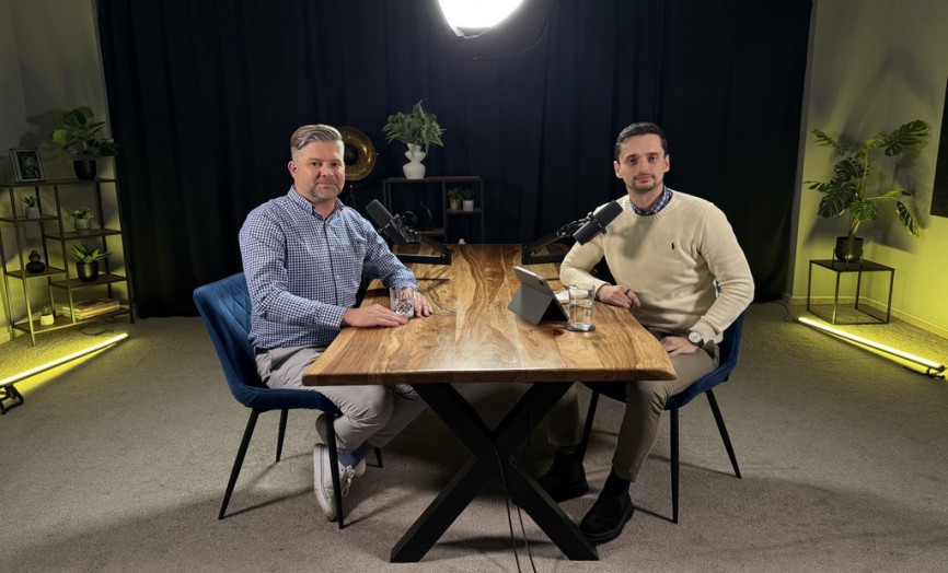 Nahrávání podcastu ve studiu – moderovaná diskuze u stolu s profesionální audio technikou v klidném, moderním prostředí.