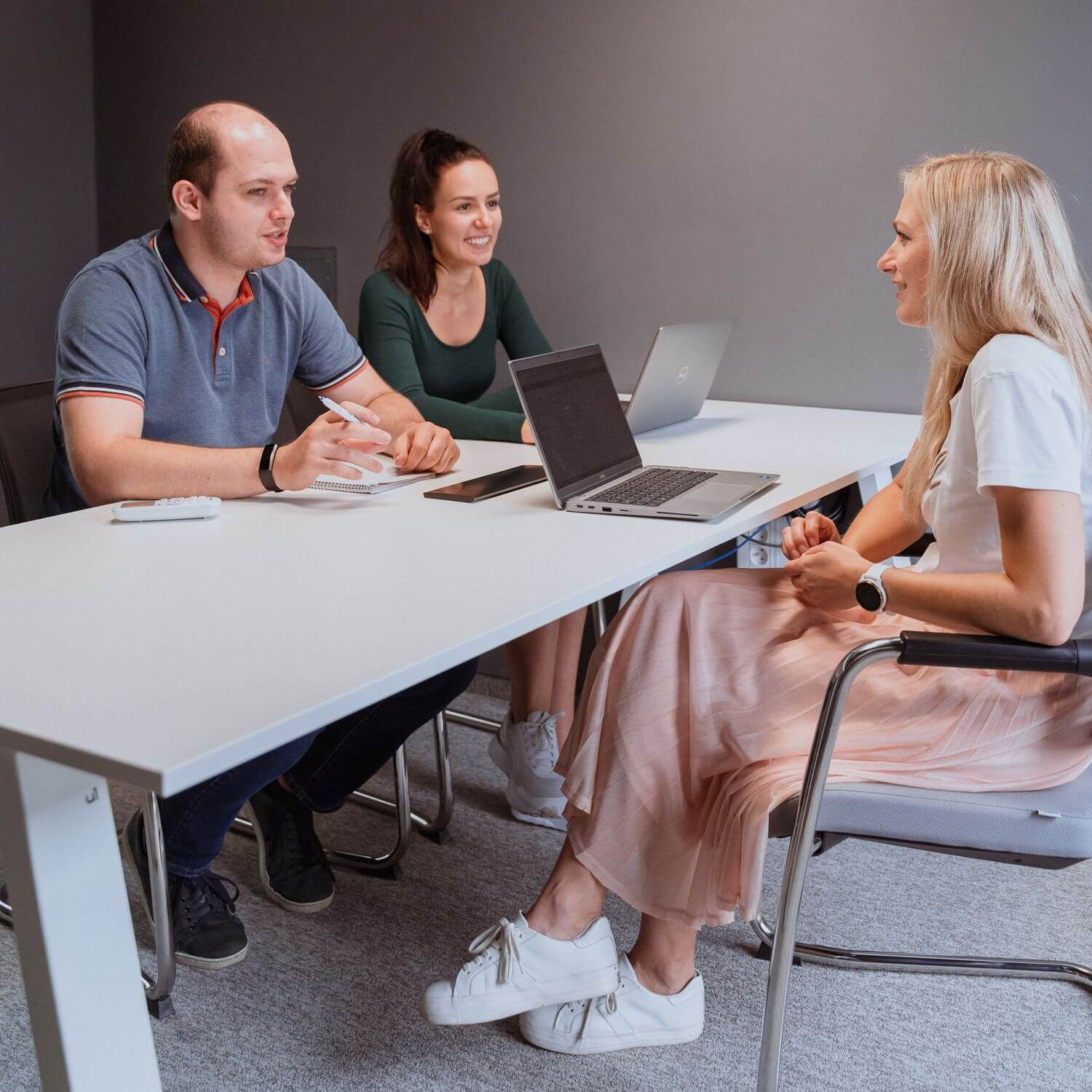 Pracovní schůzka a konzultace v moderním kancelářském prostředí – efektivní komunikace a plánování firemních projektů v týmu specialistů.